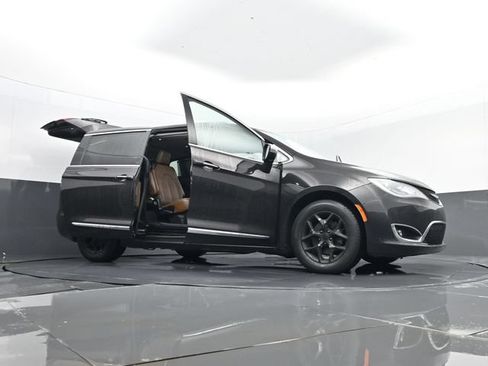 Used 2018 Chrysler Pacifica Limited FWD image 38