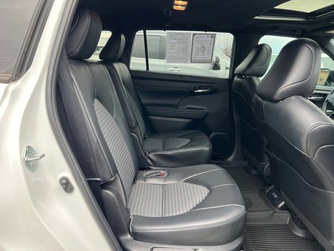 Used 2023 Toyota Highlander XSE image 29