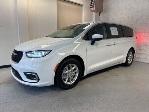 Used 2023 Chrysler Pacifica Touring-L image 2