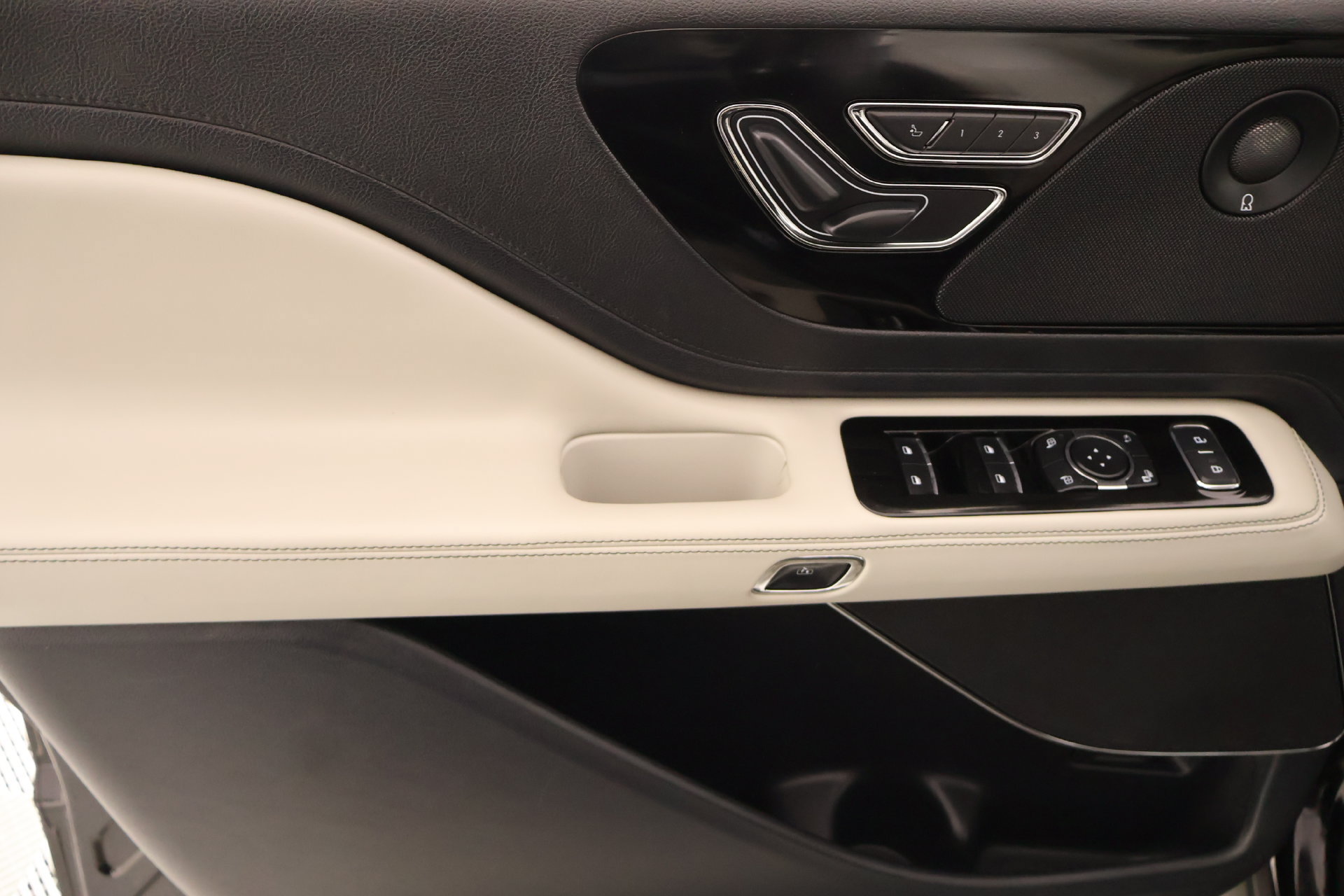 Used 2025 Lincoln Aviator 2WD w/ Jet Appearance Package image 18