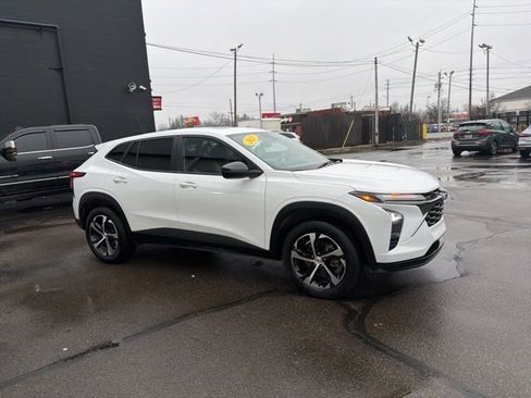 Used 2025 Chevrolet Trax RS w/ Sunroof Package image 3