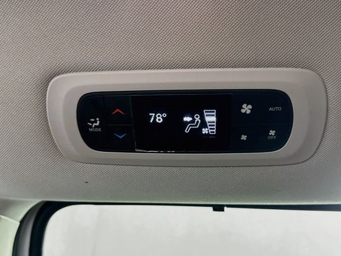Used 2022 Chrysler Pacifica Touring-L w/ Uconnect Theater Family Group FWD image 25