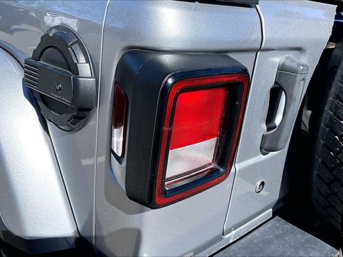 Used 2018 Jeep Wrangler Unlimited Sahara image 28