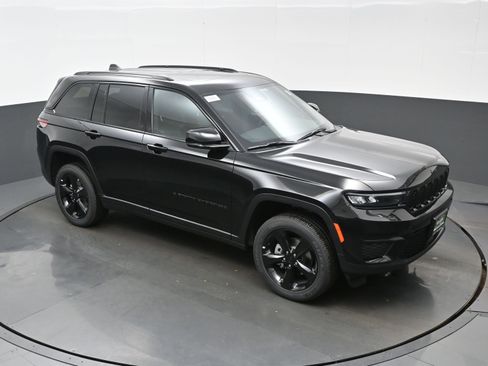 New 2025 Jeep Grand Cherokee Altitude image 24