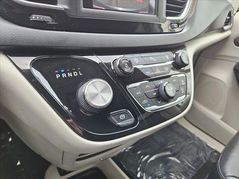 Used 2018 Chrysler Pacifica Touring-L image 13