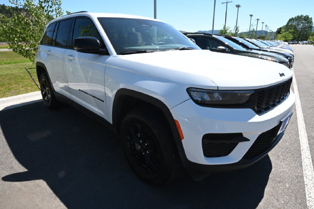 Used 2024 Jeep Grand Cherokee Altitude AWD/4WD image 14