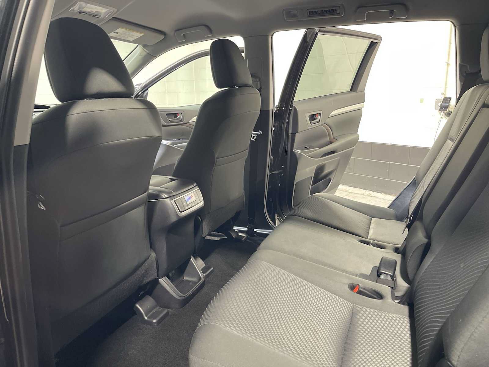 Used 2019 Toyota Highlander LE AWD/4WD image 12