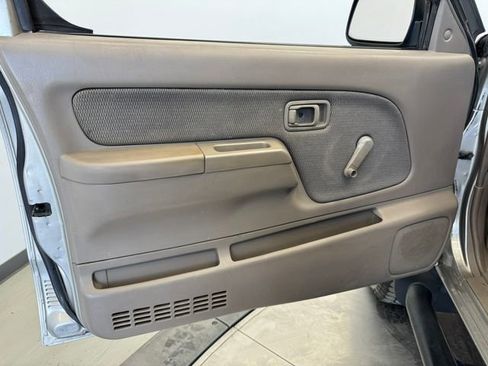 Used 2002 Nissan Frontier XE image 44
