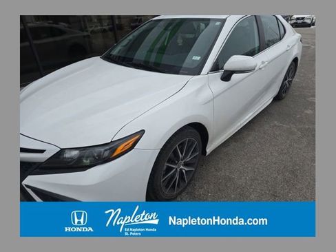 Used 2022 Toyota Camry SE image 1