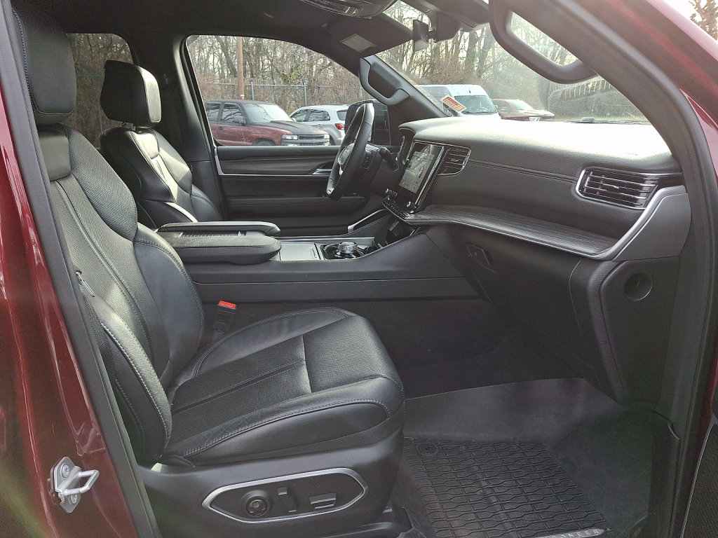 Used 2024 Jeep Wagoneer L Series II w/ Flexible Seating Group AWD/4WD image 10