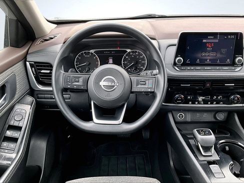 Used 2023 Nissan Rogue SV image 6