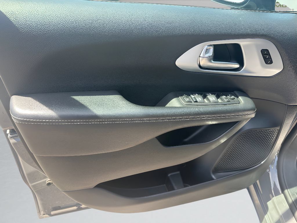 Used 2025 Chrysler Pacifica Limited FWD image 22