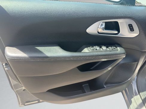 Used 2025 Chrysler Pacifica Limited FWD image 22