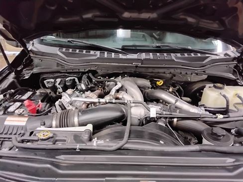 Used 2022 Ford F250 Lariat w/ Black Appearance Package image 9