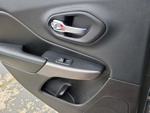 Used 2019 Jeep Cherokee Latitude Plus image 13