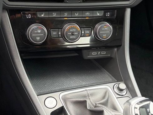 Used 2023 Volkswagen Jetta SE w/ Panoramic Sunroof Package image 19