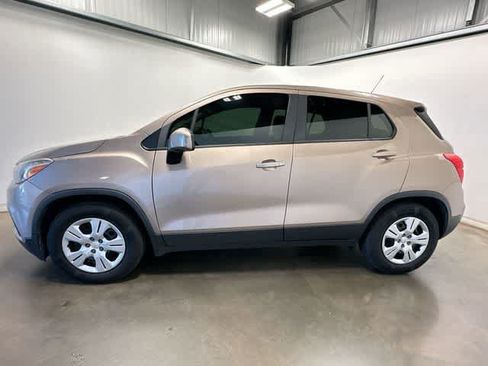 Used 2018 Chevrolet Trax LS FWD image 2