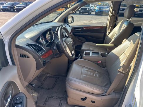 Used 2014 Chrysler Town & Country Touring image 9