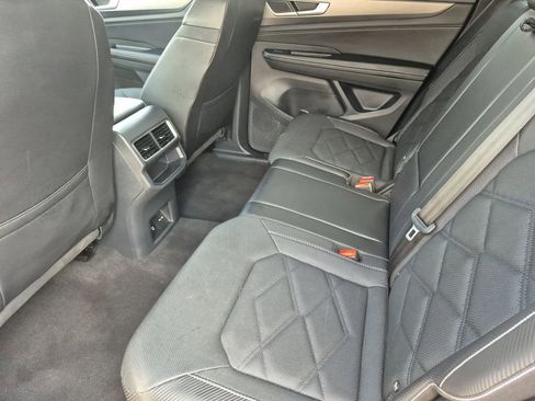 Used 2024 Volkswagen Atlas Cross Sport SE image 12