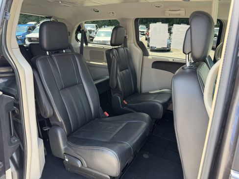 Used 2015 Chrysler Town & Country Touring-L w/ Driver Convenience Group FWD image 10