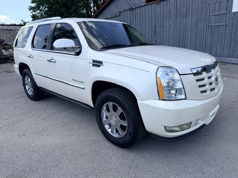 Used 2011 Cadillac Escalade Premium RWD image 6