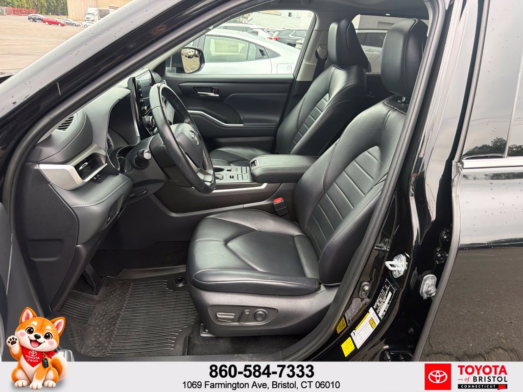 Used 2022 Toyota Highlander XLE AWD/4WD image 18
