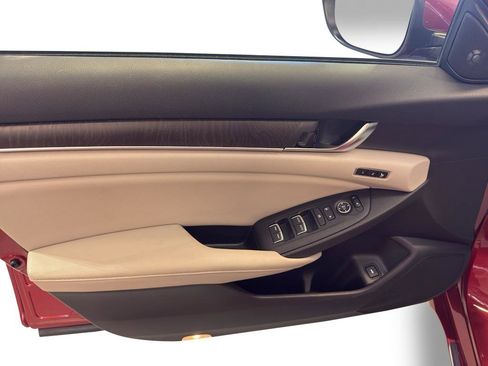 Used 2018 Honda Accord Touring image 14
