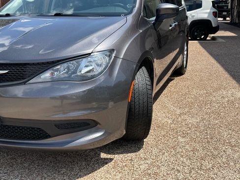 Used 2022 Chrysler Voyager LX FWD image 3