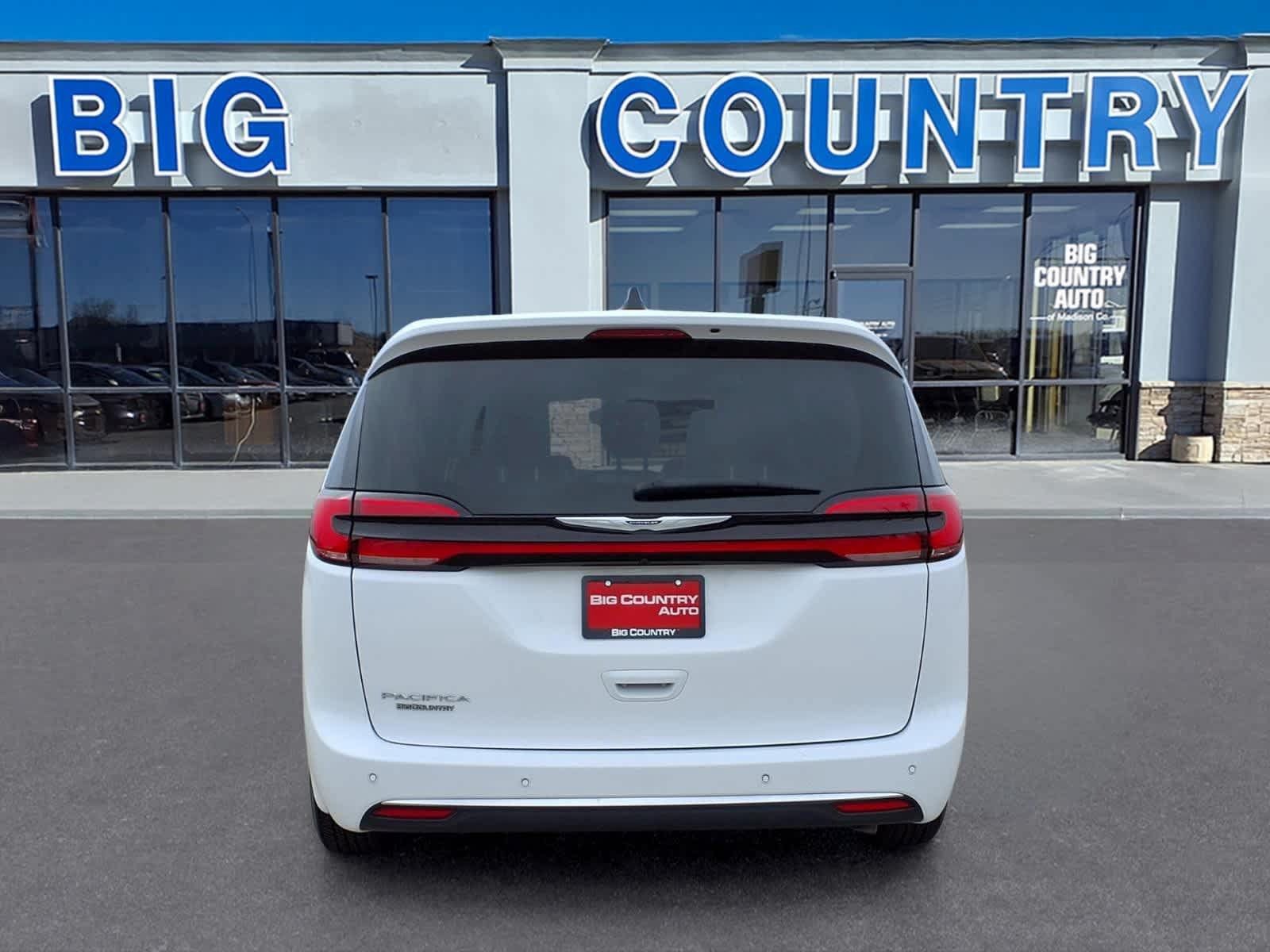 Used 2024 Chrysler Pacifica Touring-L FWD image 5