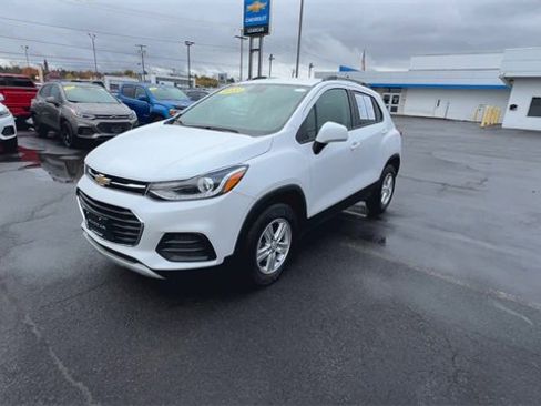 Used 2022 Chevrolet Trax LT w/ LT Convenience Package image 4