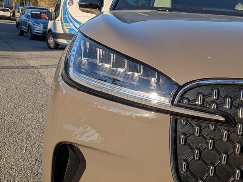 Certified 2025 Lincoln Aviator Reserve image 12