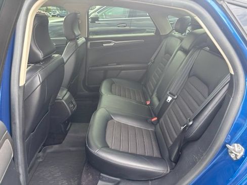 Used 2017 Ford Fusion SE w/ Equipment Group 201A FWD image 9