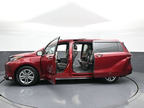 Used 2021 Toyota Sienna Platinum AWD/4WD image 44