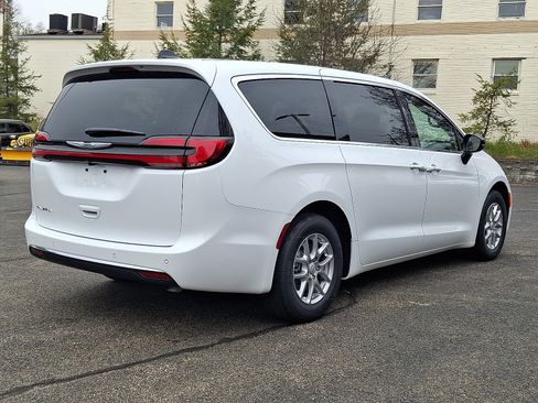 New 2026 Chrysler Pacifica Select image 6