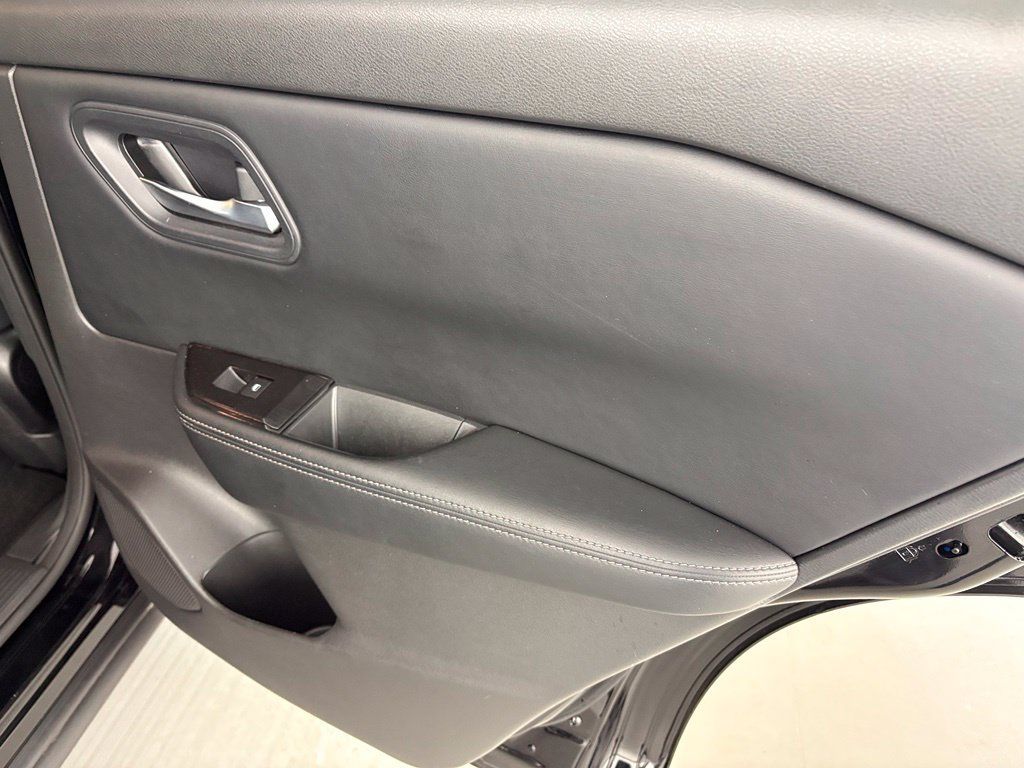 Used 2024 Nissan Rogue SV FWD image 40