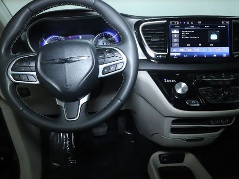 Used 2024 Chrysler Pacifica Touring-L FWD image 26