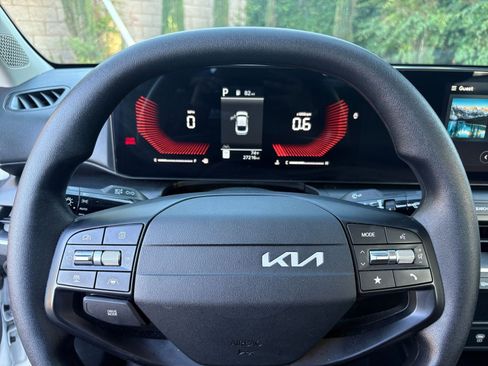 Used 2025 Kia K4 LXS image 27