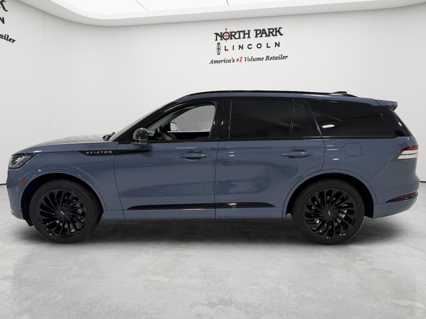 Used 2025 Lincoln Aviator Reserve w/ Equipment Group 201A AWD/4WD image 2