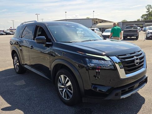 Used 2025 Nissan Pathfinder SL AWD/4WD image 16