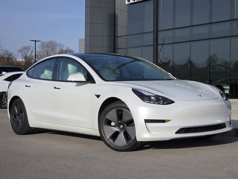 Used 2021 Tesla Model 3 Standard Range Plus image 2