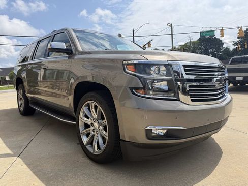 Used 2019 Chevrolet Suburban Premier RWD image 4