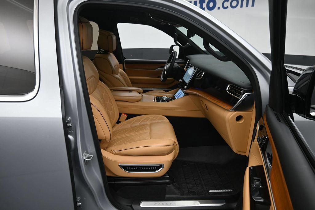 Used 2023 Jeep Grand Wagoneer Series III AWD/4WD image 9