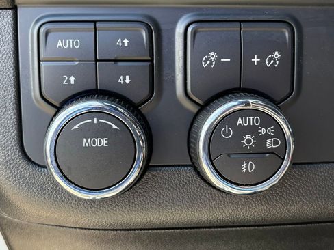 Used 2025 Chevrolet Suburban Z71 AWD/4WD image 32