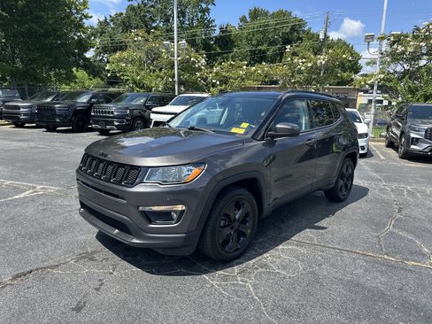Used 2018 Jeep Compass Latitude w/ Popular Equipment Group FWD image 5