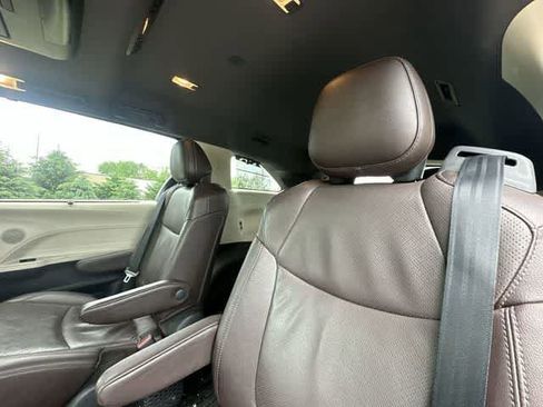 Used 2021 Toyota Sienna Platinum FWD image 17