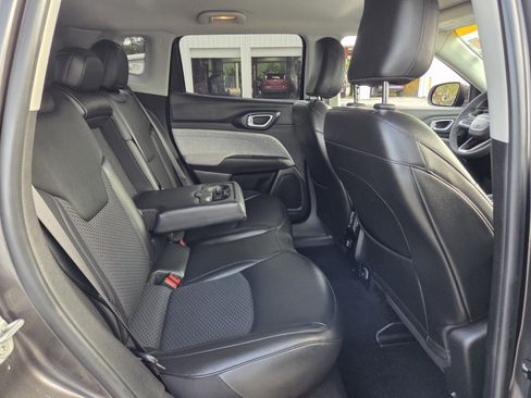 Used 2022 Jeep Compass Latitude FWD image 16