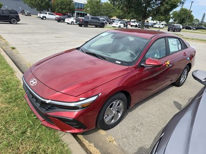 New 2025 Hyundai Elantra SE