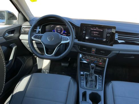 Used 2025 Volkswagen Jetta SE w/ Sunroof Package image 13