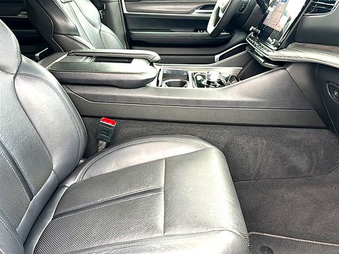 Used 2024 Jeep Wagoneer L Series II image 24