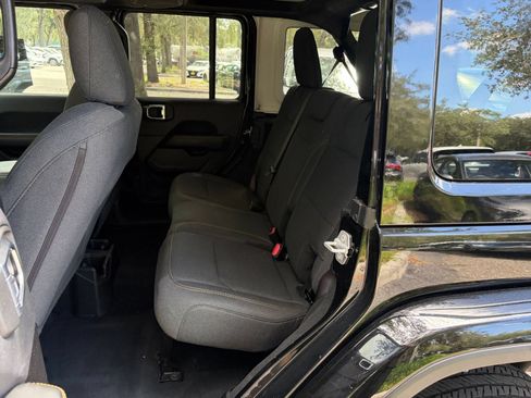 Used 2025 Jeep Wrangler Unlimited Sahara AWD/4WD image 36